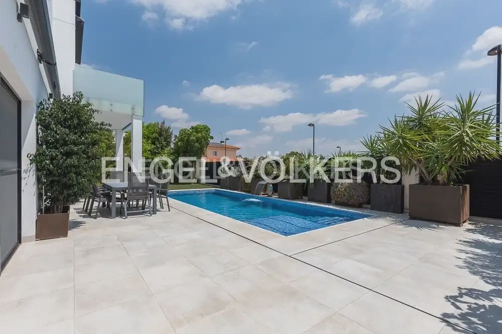 5 bedroom Villa for sale in Torrent with pool garage - € 995,000 (Ref: 10160043)