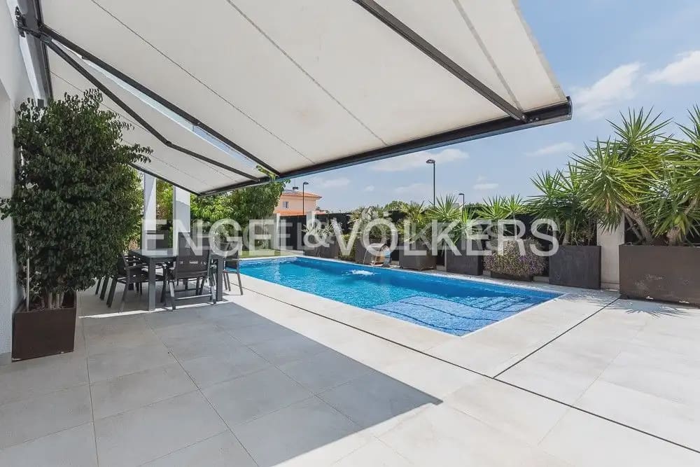 5 bedroom Villa for sale in Torrent with pool garage - € 995,000 (Ref: 10160043)