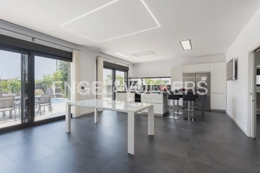 5 bedroom Villa for sale in Torrent with pool garage - € 995,000 (Ref: 10160043)