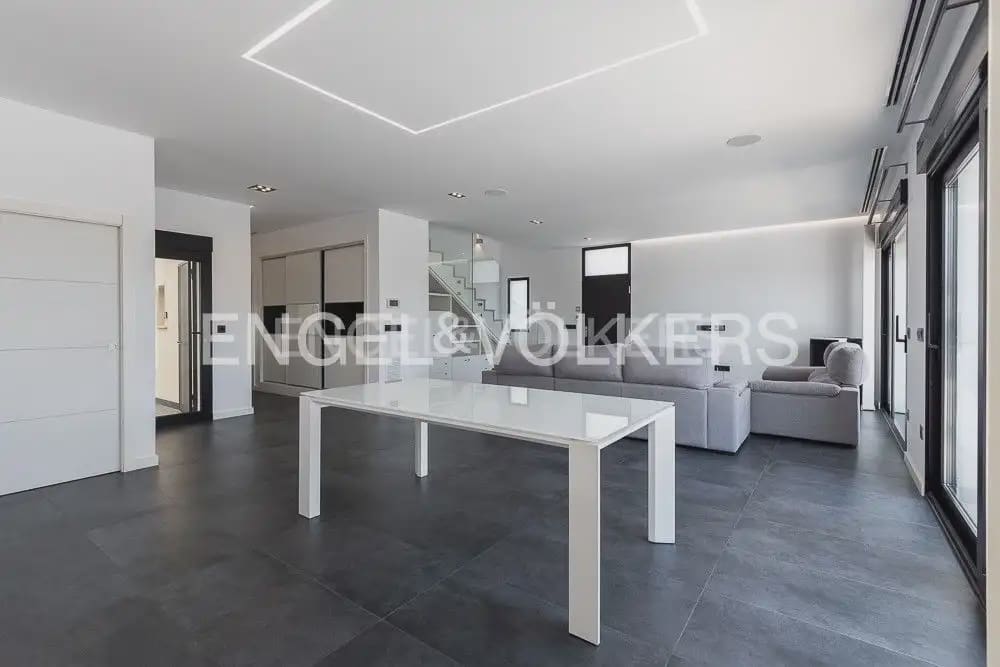 5 bedroom Villa for sale in Torrent with pool garage - € 995,000 (Ref: 10160043)