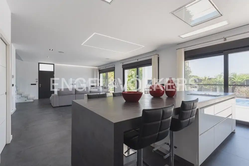 5 bedroom Villa for sale in Torrent with pool garage - € 995,000 (Ref: 10160043)
