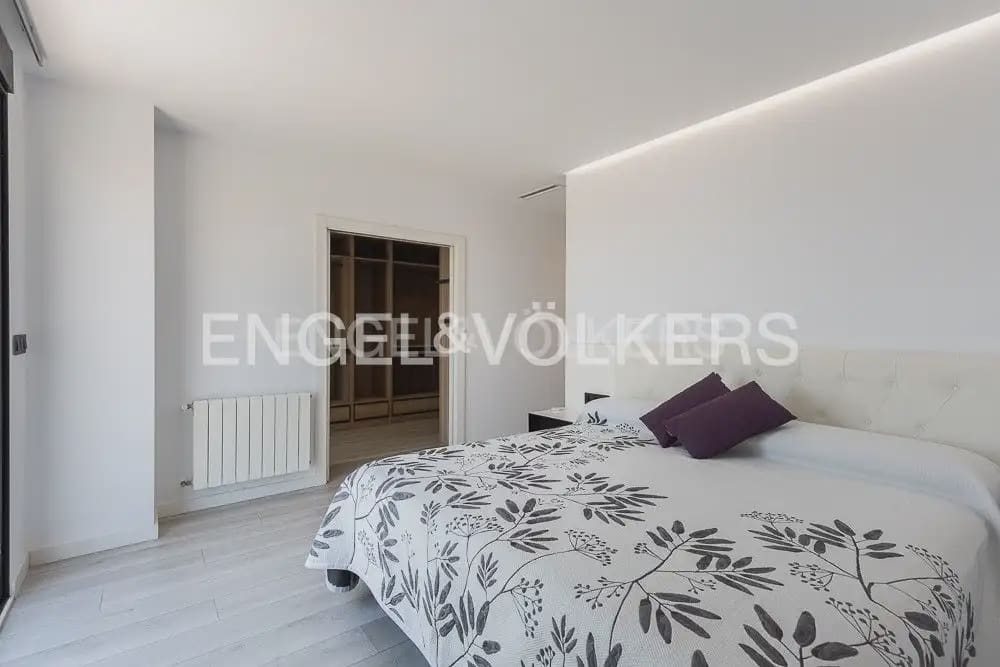 5 bedroom Villa for sale in Torrent with pool garage - € 995,000 (Ref: 10160043)
