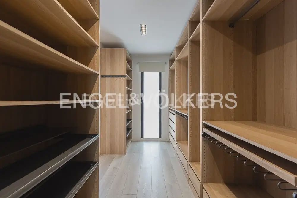 5 bedroom Villa for sale in Torrent with pool garage - € 995,000 (Ref: 10160043)