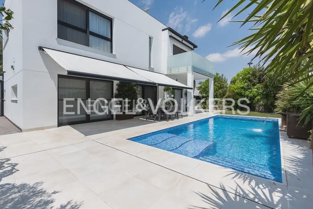 5 bedroom Villa for sale in Torrent with pool garage - € 995,000 (Ref: 10160043)