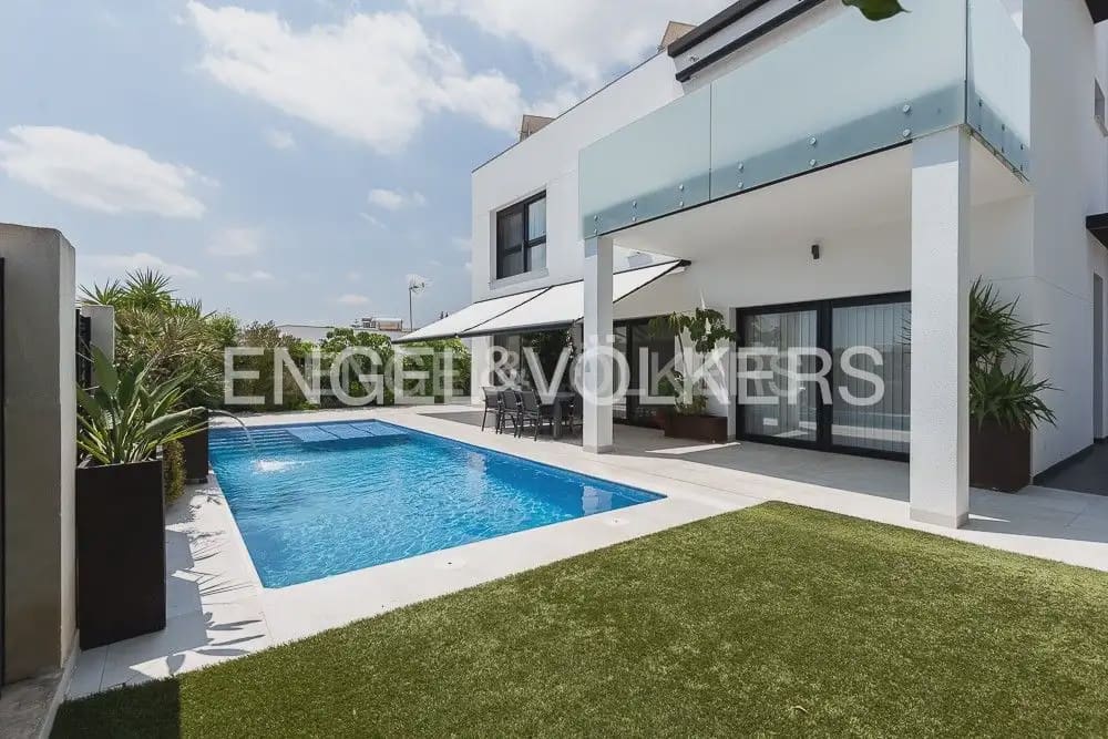 5 bedroom Villa for sale in Torrent with pool garage - € 995,000 (Ref: 10160043)