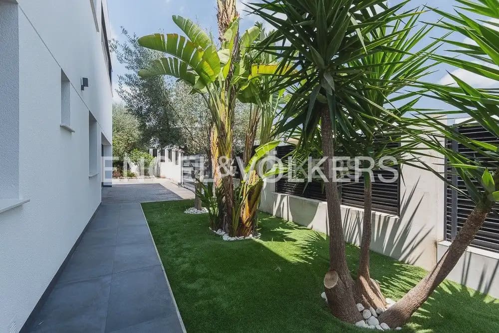 5 bedroom Villa for sale in Torrent with pool garage - € 995,000 (Ref: 10160043)
