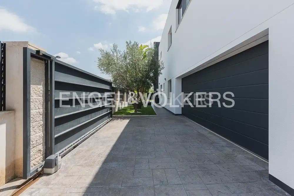5 bedroom Villa for sale in Torrent with pool garage - € 995,000 (Ref: 10160043)