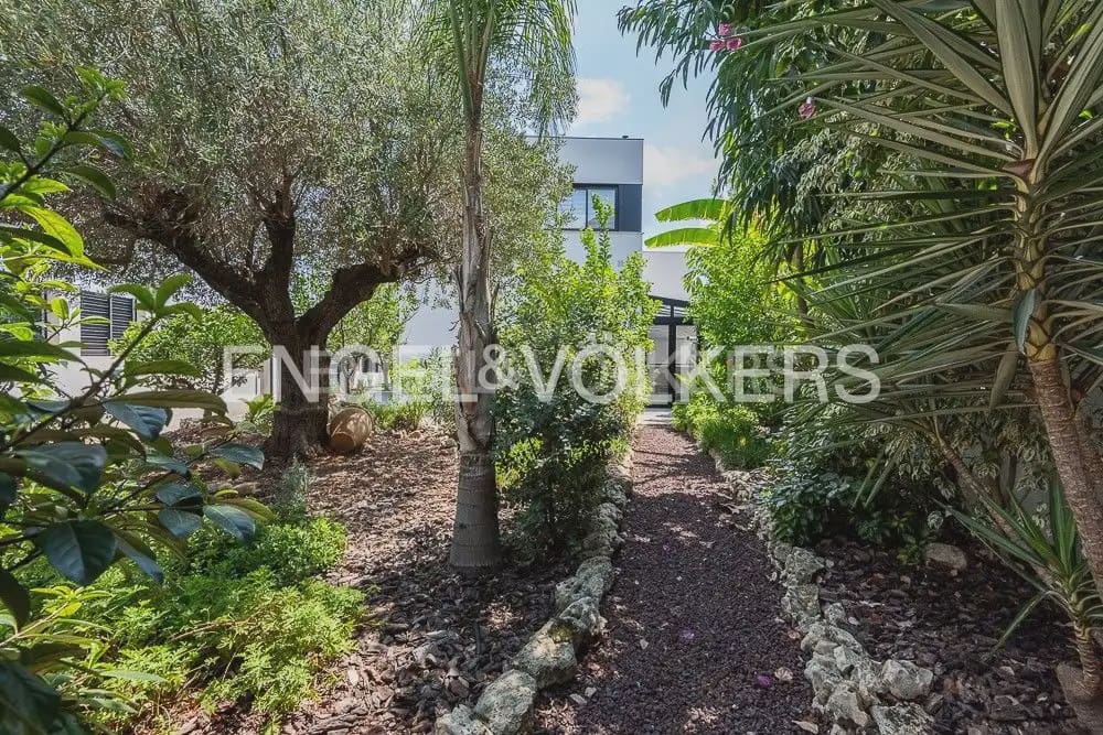 5 bedroom Villa for sale in Torrent with pool garage - € 995,000 (Ref: 10160043)