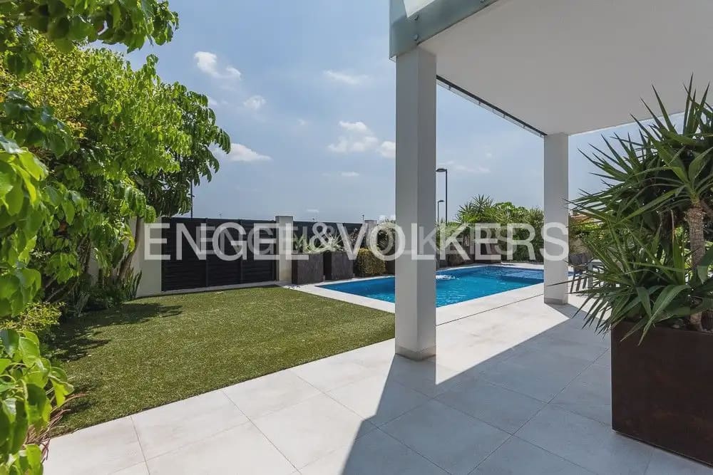 5 bedroom Villa for sale in Torrent with pool garage - € 995,000 (Ref: 10160043)