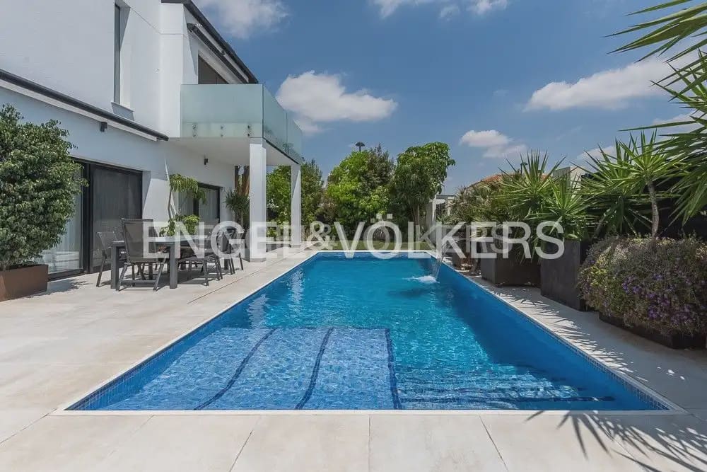 5 bedroom Villa for sale in Torrent with pool garage - € 995,000 (Ref: 10160043)