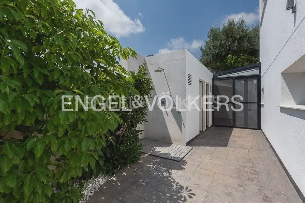5 bedroom Villa for sale in Torrent with pool garage - € 995,000 (Ref: 10160043)