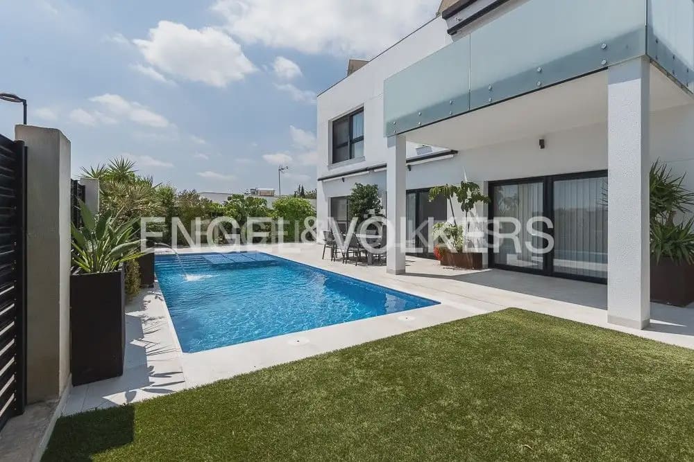 5 bedroom Villa for sale in Torrent with pool garage - € 995,000 (Ref: 10160043)