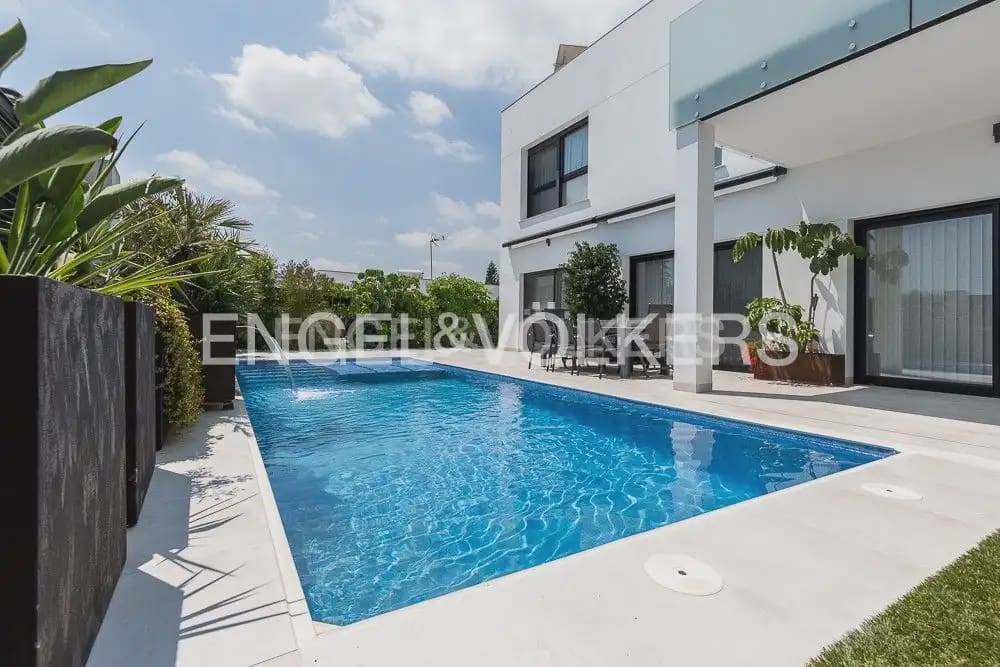 5 bedroom Villa for sale in Torrent with pool garage - € 995,000 (Ref: 10160043)