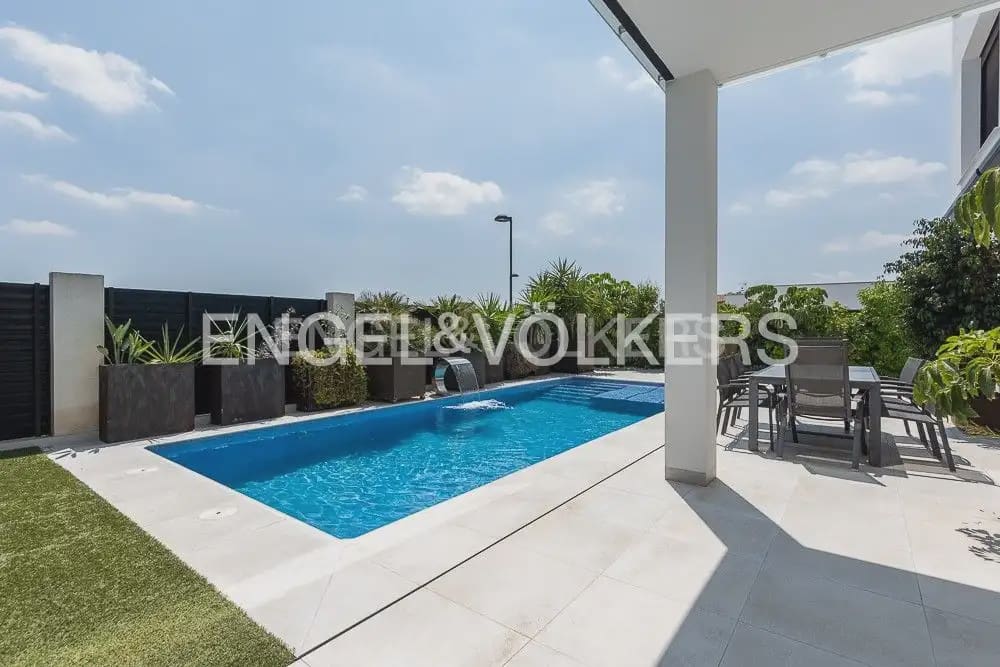 5 bedroom Villa for sale in Torrent with pool garage - € 995,000 (Ref: 10160043)