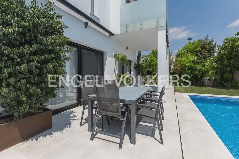5 bedroom Villa for sale in Torrent with pool garage - € 995,000 (Ref: 10160043)