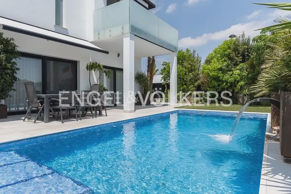 5 bedroom Villa for sale in Torrent with pool garage - € 995,000 (Ref: 10160043)