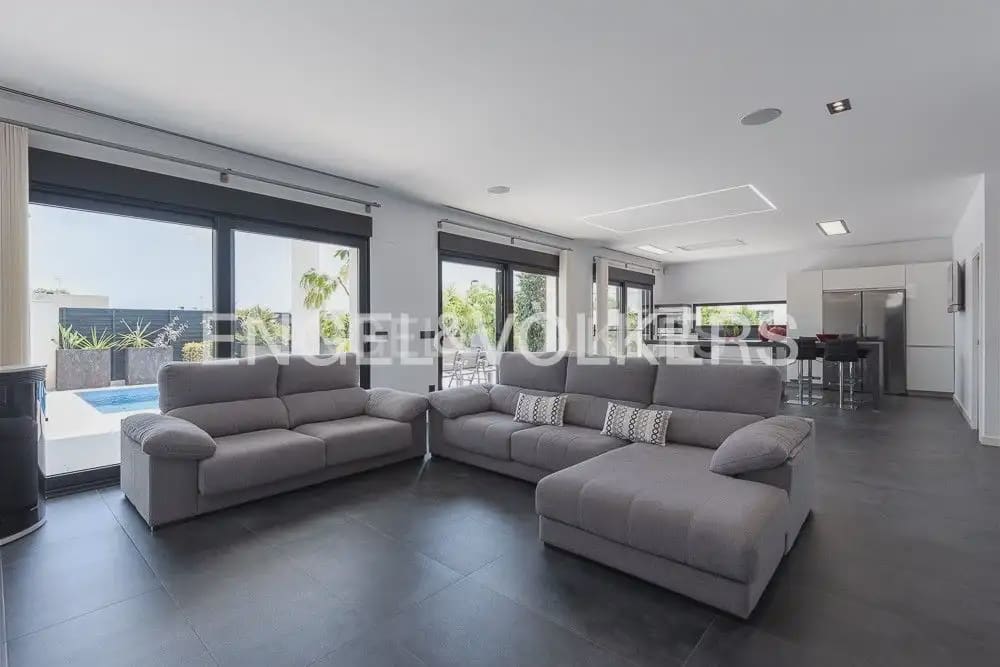 5 bedroom Villa for sale in Torrent with pool garage - € 995,000 (Ref: 10160043)