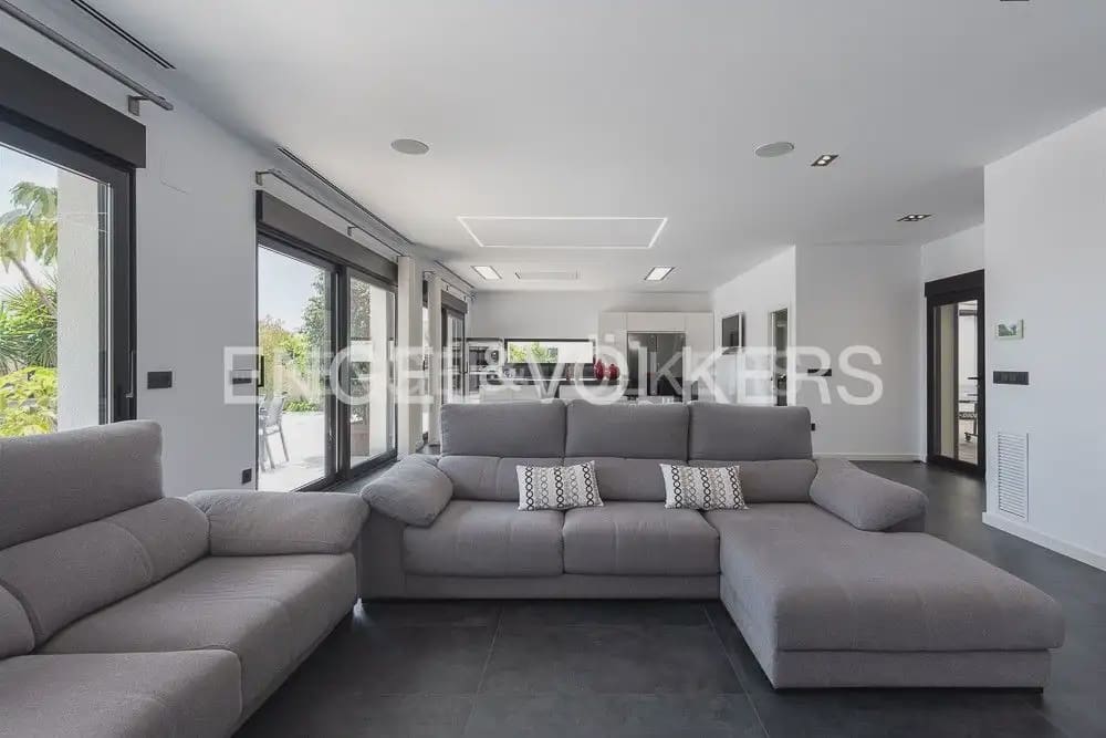 5 bedroom Villa for sale in Torrent with pool garage - € 995,000 (Ref: 10160043)