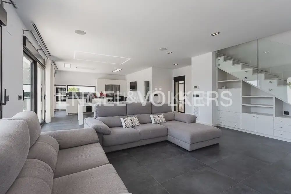 5 bedroom Villa for sale in Torrent with pool garage - € 995,000 (Ref: 10160043)