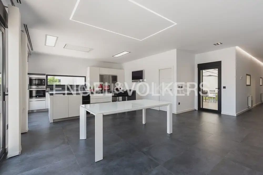 5 bedroom Villa for sale in Torrent with pool garage - € 995,000 (Ref: 10160043)