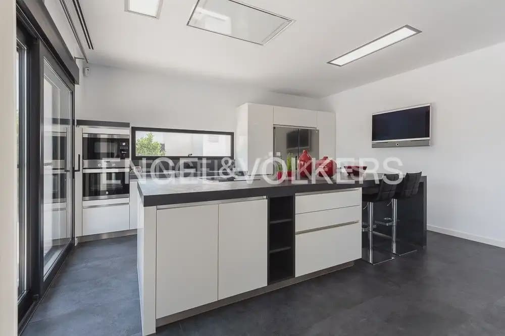 5 bedroom Villa for sale in Torrent with pool garage - € 995,000 (Ref: 10160043)