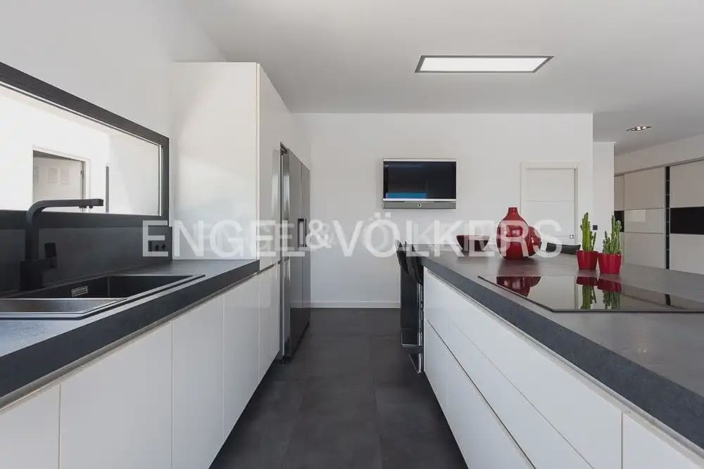 5 bedroom Villa for sale in Torrent with pool garage - € 995,000 (Ref: 10160043)