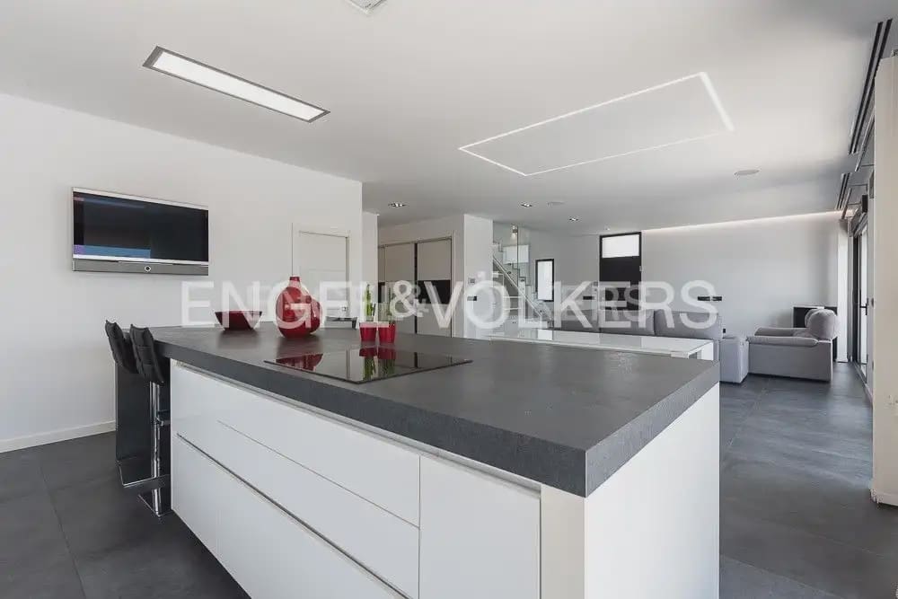 5 bedroom Villa for sale in Torrent with pool garage - € 995,000 (Ref: 10160043)