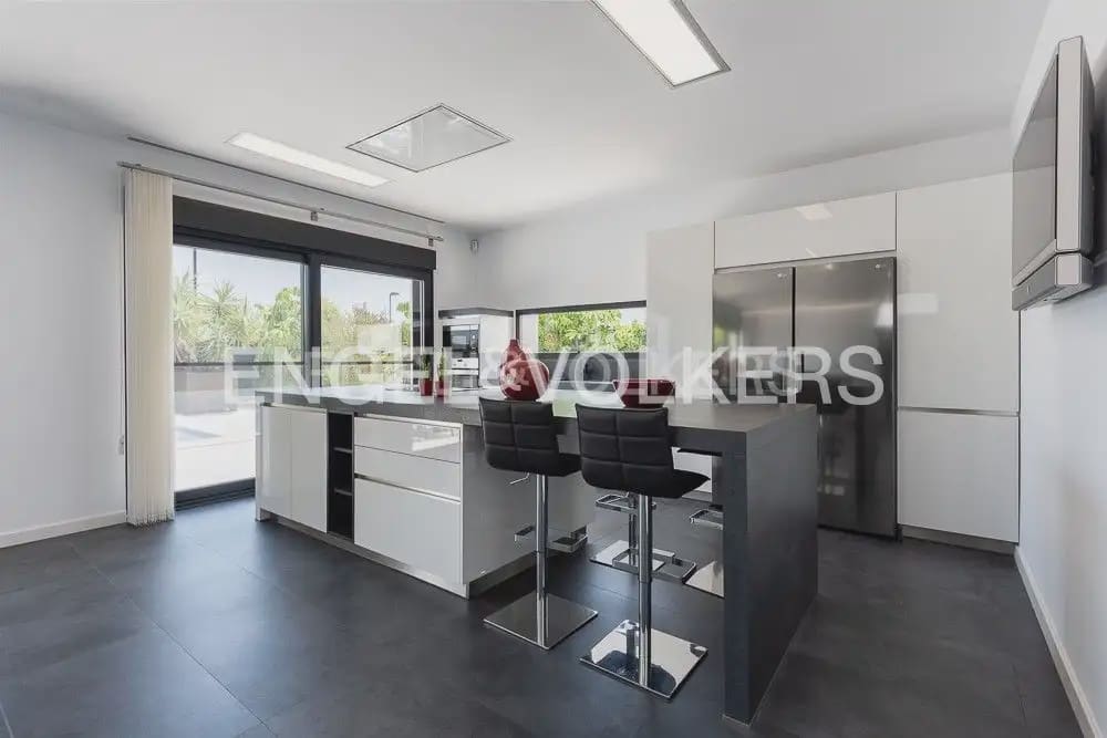 5 bedroom Villa for sale in Torrent with pool garage - € 995,000 (Ref: 10160043)