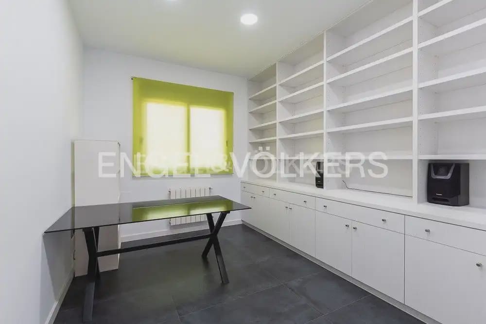 5 bedroom Villa for sale in Torrent with pool garage - € 995,000 (Ref: 10160043)