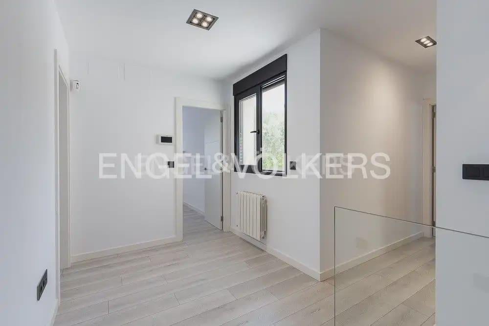 5 bedroom Villa for sale in Torrent with pool garage - € 995,000 (Ref: 10160043)