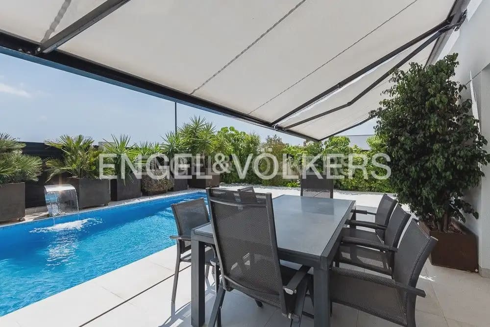 5 bedroom Villa for sale in Torrent with pool garage - € 995,000 (Ref: 10160043)