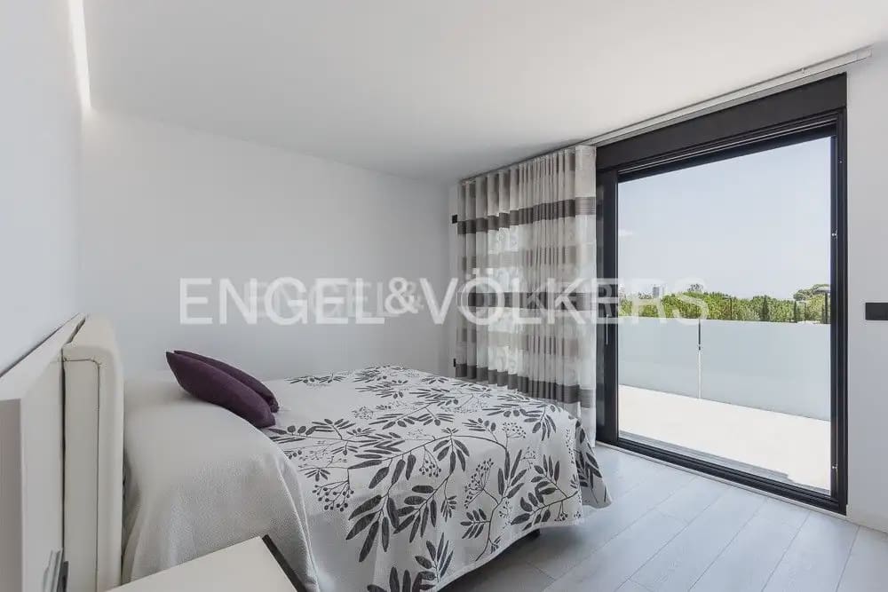 5 bedroom Villa for sale in Torrent with pool garage - € 995,000 (Ref: 10160043)