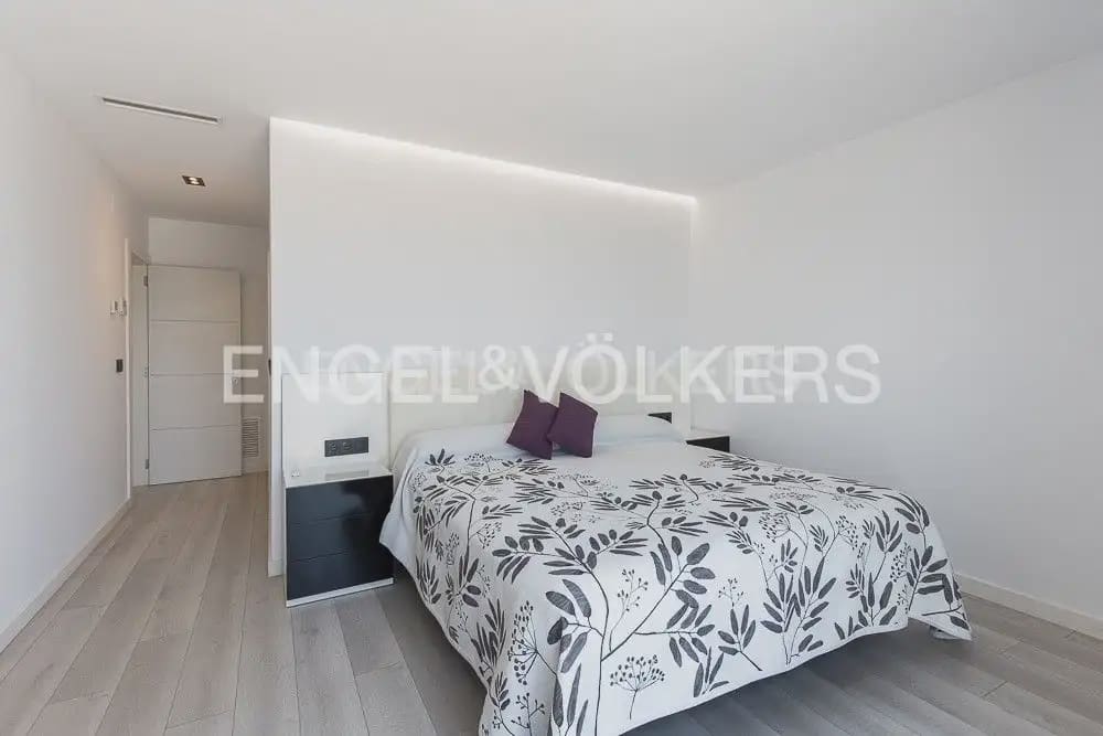 5 bedroom Villa for sale in Torrent with pool garage - € 995,000 (Ref: 10160043)