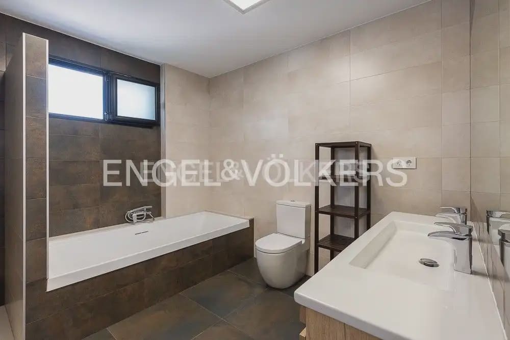 5 bedroom Villa for sale in Torrent with pool garage - € 995,000 (Ref: 10160043)