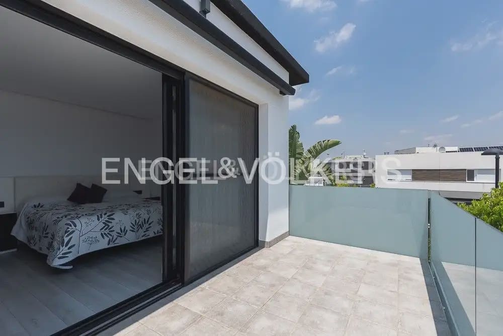 5 bedroom Villa for sale in Torrent with pool garage - € 995,000 (Ref: 10160043)