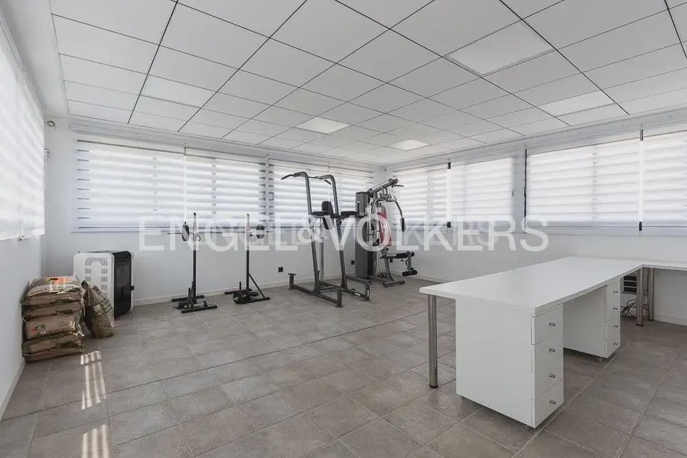 5 bedroom Villa for sale in Torrent with pool garage - € 995,000 (Ref: 10160043)