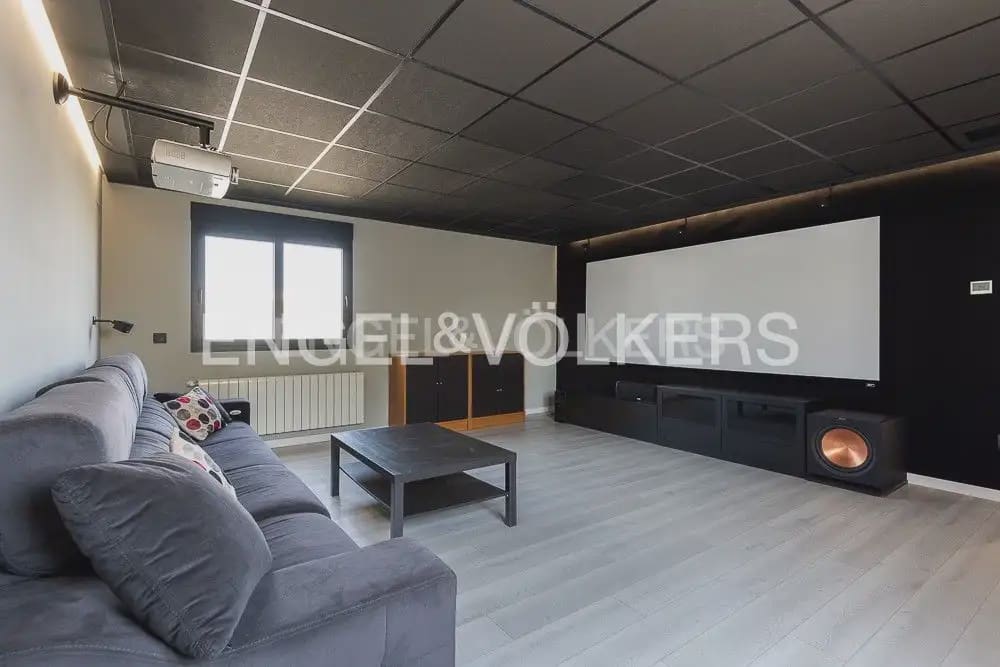 5 bedroom Villa for sale in Torrent with pool garage - € 995,000 (Ref: 10160043)