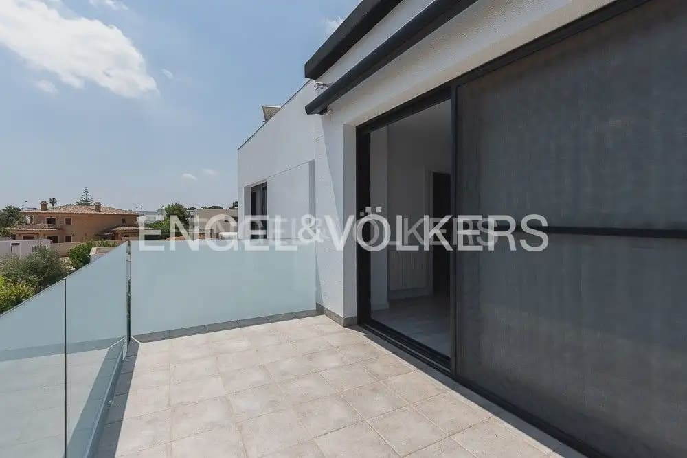 5 bedroom Villa for sale in Torrent with pool garage - € 995,000 (Ref: 10160043)