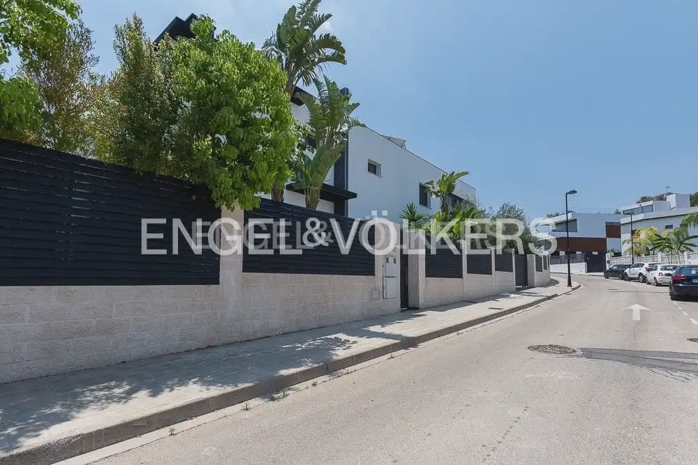 5 bedroom Villa for sale in Torrent with pool garage - € 995,000 (Ref: 10160043)