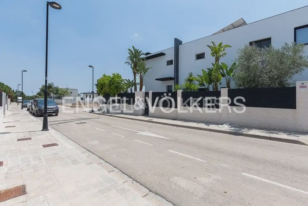 5 bedroom Villa for sale in Torrent with pool garage - € 995,000 (Ref: 10160043)