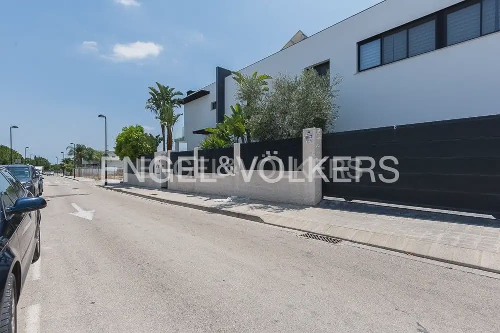 5 bedroom Villa for sale in Torrent with pool garage - € 995,000 (Ref: 10160043)