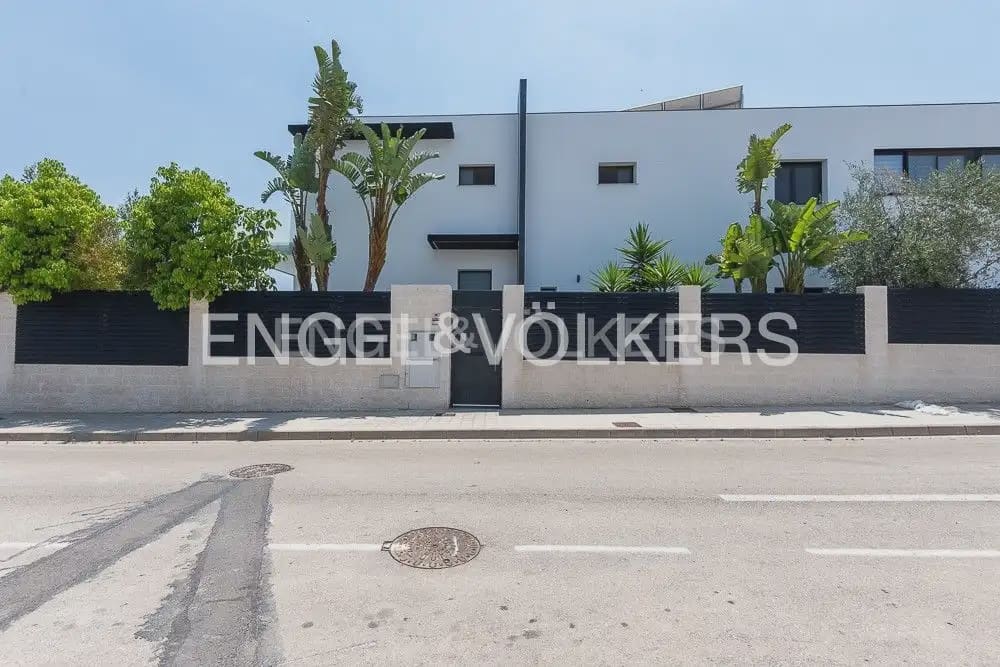 5 bedroom Villa for sale in Torrent with pool garage - € 995,000 (Ref: 10160043)