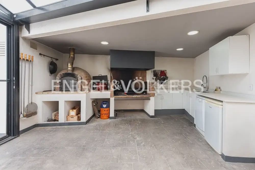 5 bedroom Villa for sale in Torrent with pool garage - € 995,000 (Ref: 10160043)