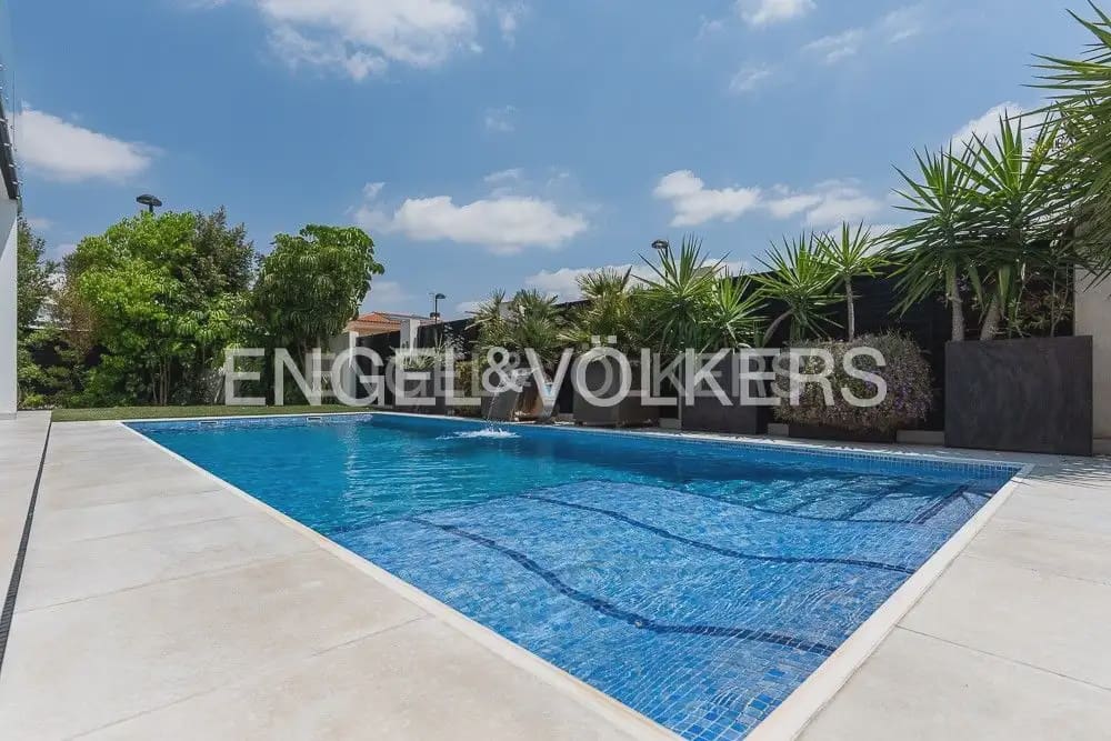 5 bedroom Villa for sale in Torrent with pool garage - € 995,000 (Ref: 10160043)