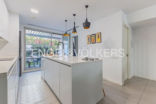 3 soveværelse Rækkehus til salg i La Fonteta S.lluis, Valencia by med garage - € 975.000 (Ref: 10163596)