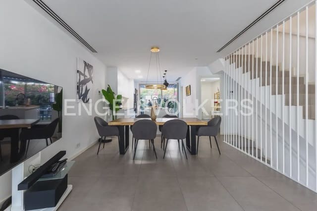3 soveværelse Rækkehus til salg i La Fonteta S.lluis, Valencia by med garage - € 975.000 (Ref: 10163596)