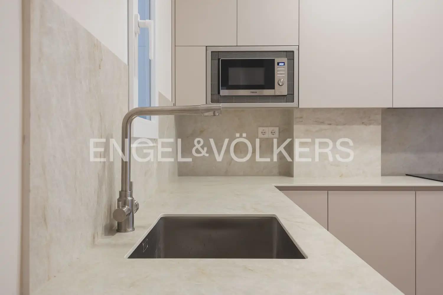 2 bedroom Flat for rent in Valencia city - € 2,600 (Ref: 10165791)