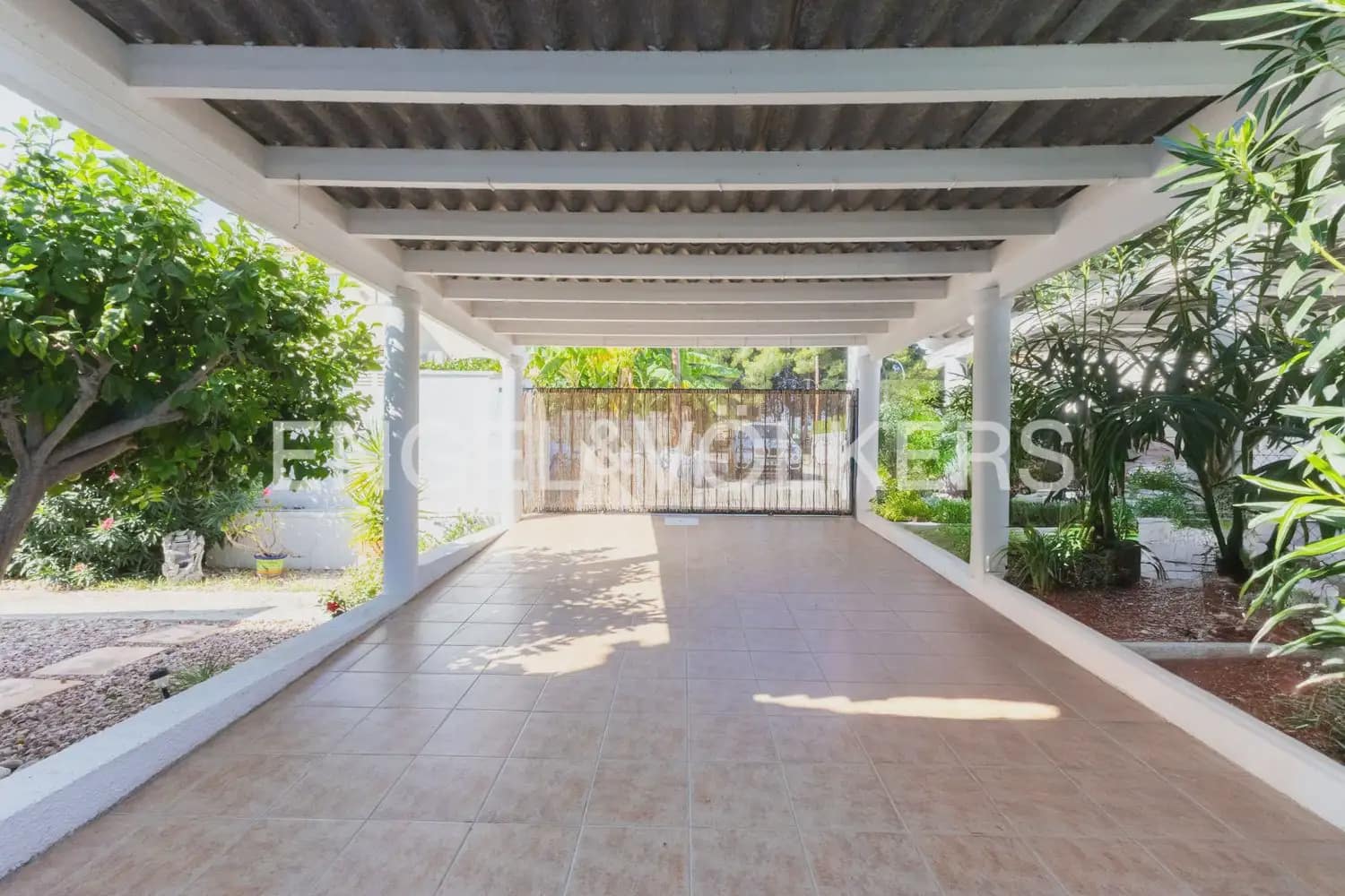 5 bedroom Villa for sale in Els Poblets with garage - € 350,000 (Ref: 10165792)