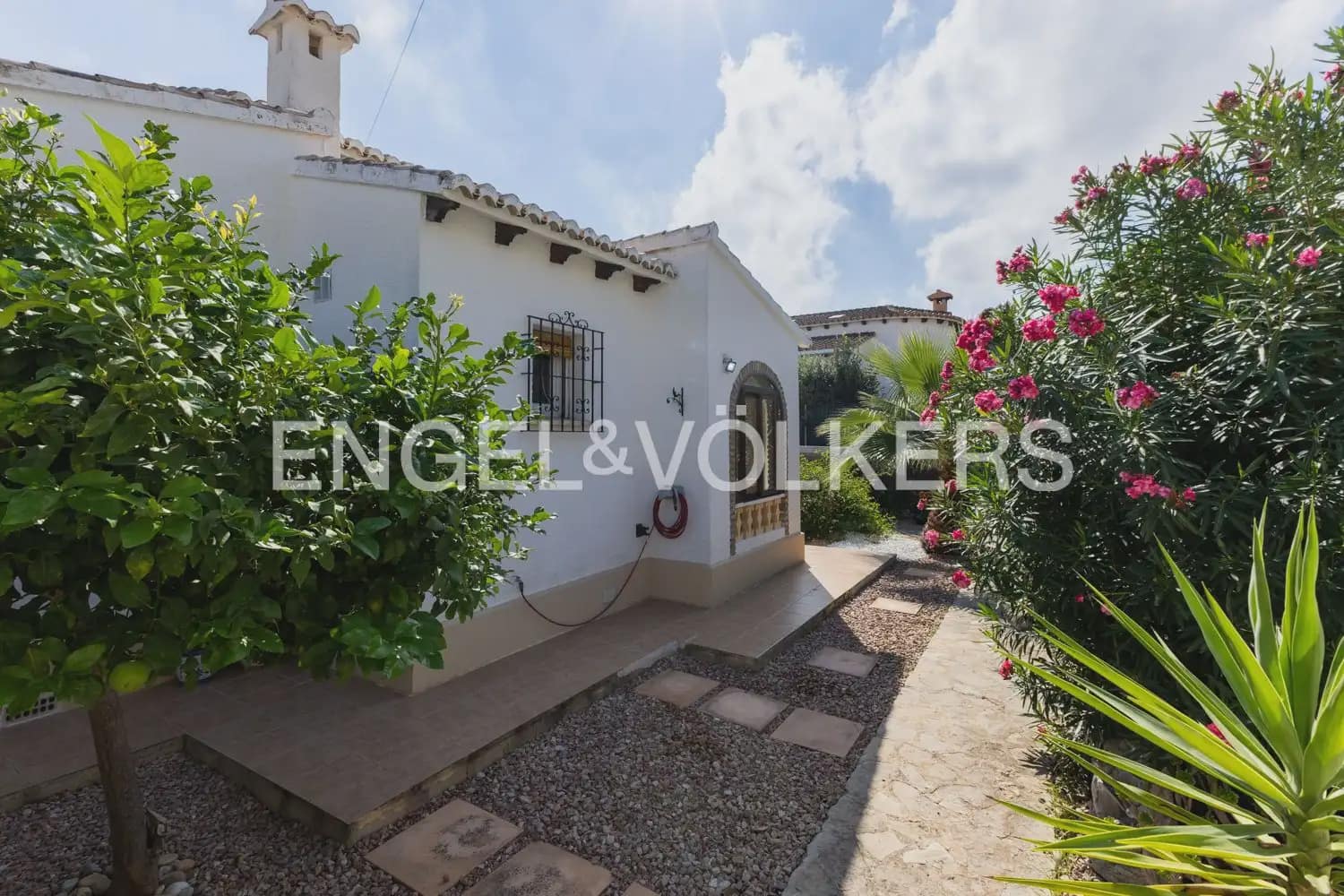 5 bedroom Villa for sale in Els Poblets with garage - € 350,000 (Ref: 10165792)