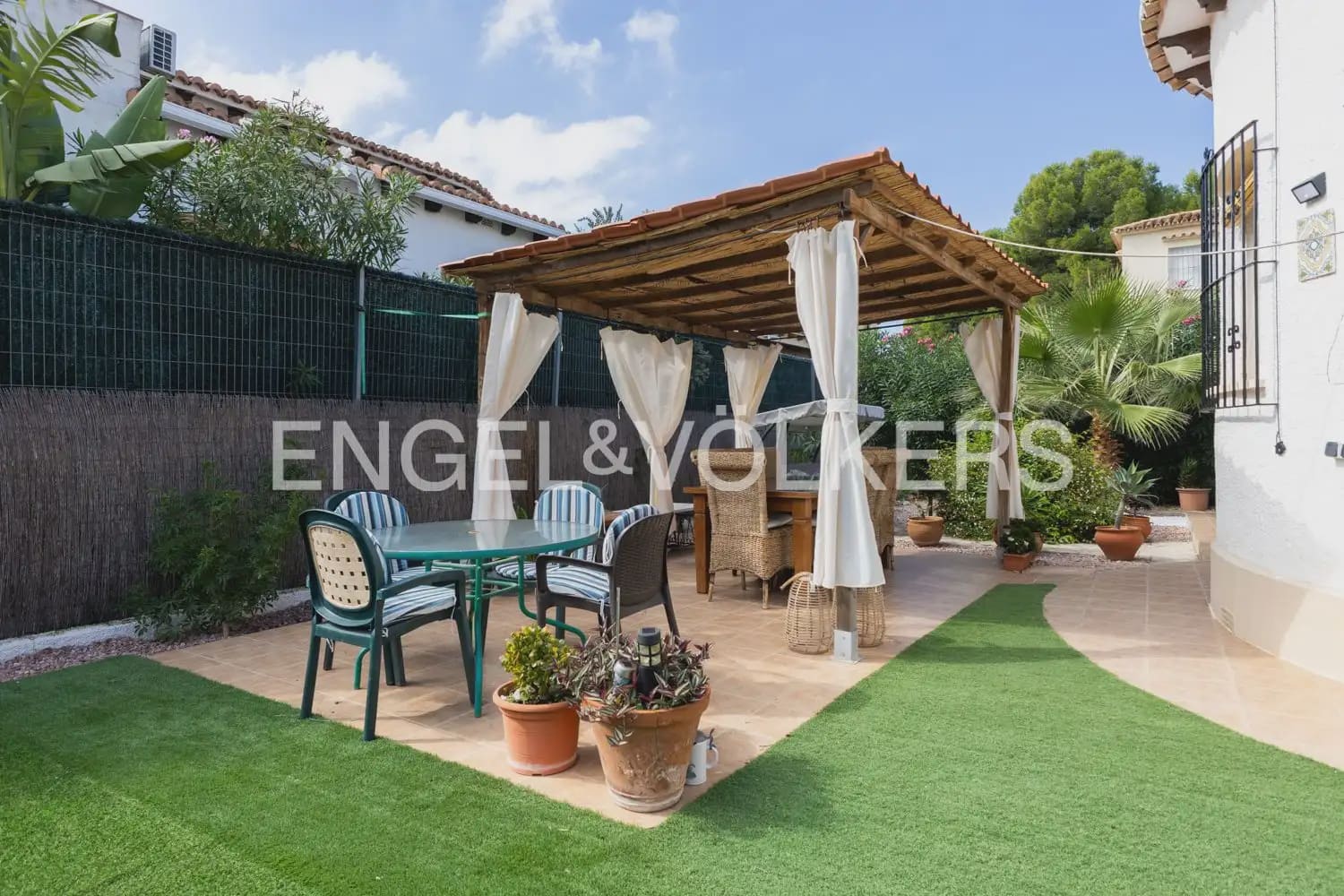 5 bedroom Villa for sale in Els Poblets with garage - € 350,000 (Ref: 10165792)